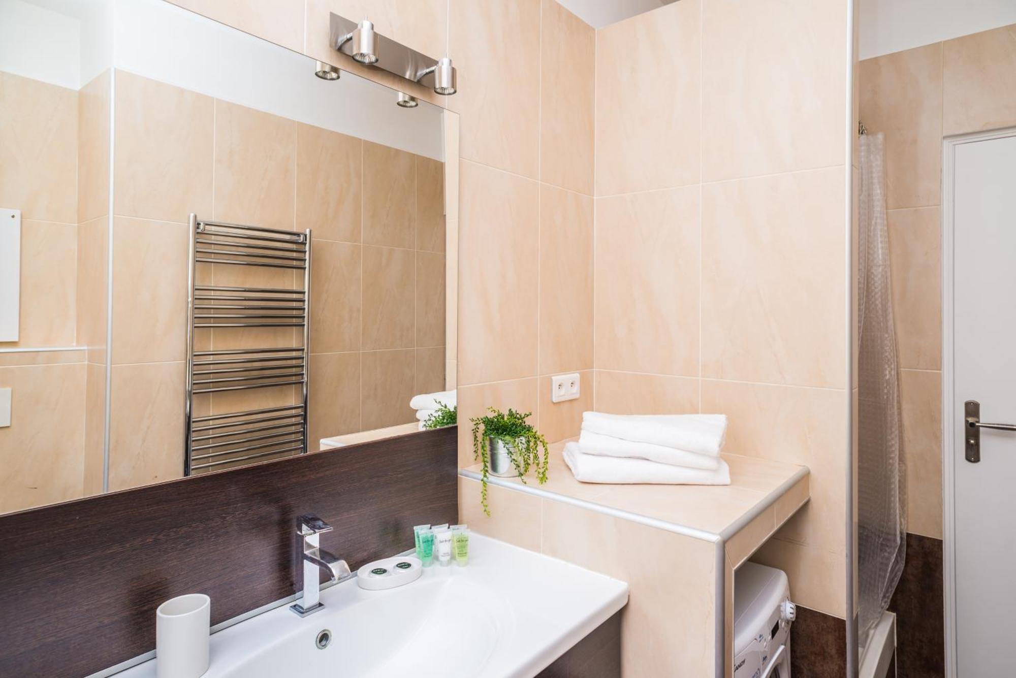 Modern 2-Bedroom City Center Apartment Nizza Exterior foto